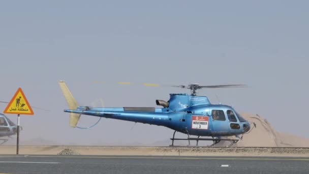 Elicopterul Dakar Decolează Marginea Drumului Deșertului Nisipos Timp Mașinile Trec — Videoclip de stoc