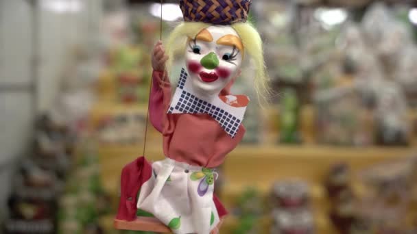 用木头做的小丑的手工塑像 — 图库视频影像
