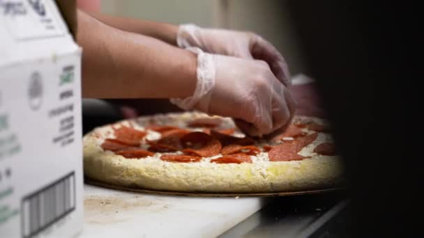Chef Pizza Enluvado Coloca Pepperoni Curado Fatiado Sobre Massa Crua — Vídeo de Stock