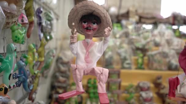 纪念品店的木制手工农民雕像 — 图库视频影像
