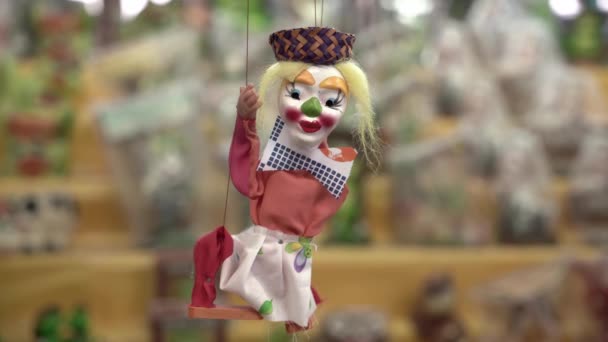 Деревянная Кукла Клоуна Ручной Работы Сувенирном Магазине — стоковое видео