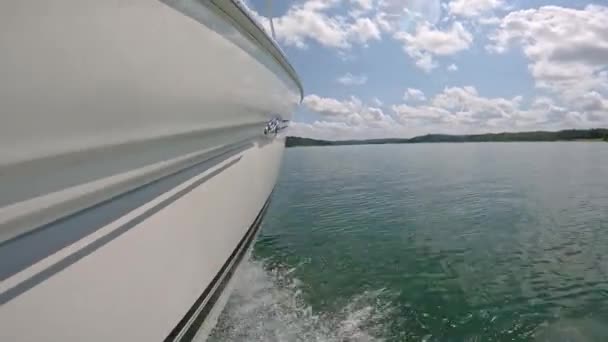 Vue Près Ligne Flottaison Côté Bateau Sport Naviguant Sur Lac — Video