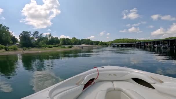 美国密苏里州奥萨克山脉桌岩湖上一艘正在缓慢驶入码头的运动船的前甲板 水上运动和休闲的概念 — 图库视频影像