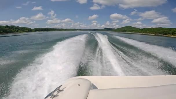 Wake Achteraanzicht Van Een Sportboot Cruisen Table Rock Lake Ozark — Stockvideo