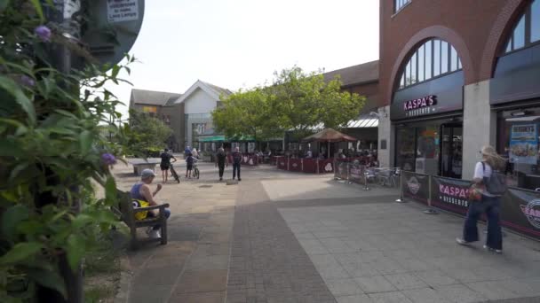 Chelmsford High Street Día Soleado Cálido Con Gente Caminando Estático — Vídeos de Stock