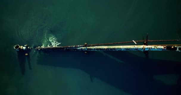 从低空向下拍摄的生锈的漏水管道流入被红树林环绕的湖中 倾倒污水 — 图库视频影像