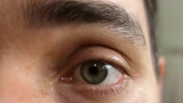 Perto Cara Humana Masculina Olho Verde Levantando Sobrancelha — Vídeo de Stock