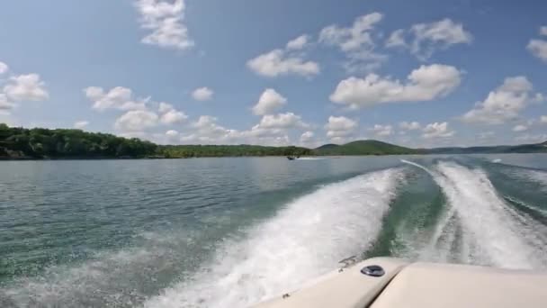 Pov Rear Side Sports Boat Cruising Table Rock Lake Missouri — стоковое видео