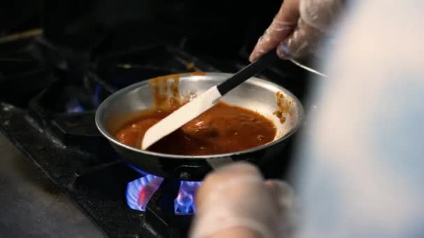 Professional Chef Χρησιμοποιεί Σπάτουλα Για Ανακατεύετε Σάλτσα Τηγάνι Υψηλή Φωτιά — Αρχείο Βίντεο