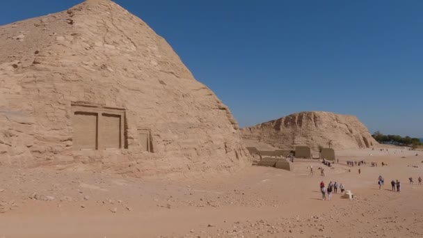 Panning Skott Turister Lämnar Abu Simbel Temple Avslöjar Sjön Nassar — Stockvideo