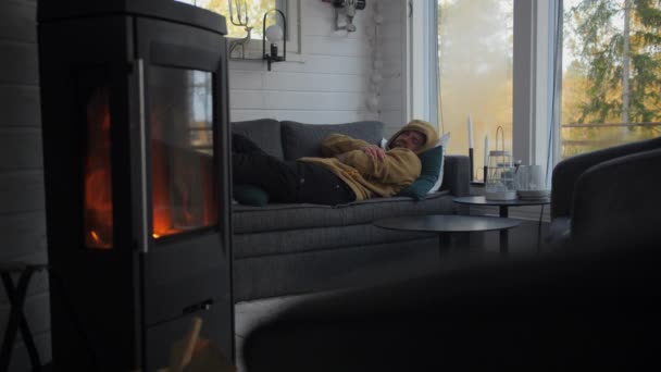 Ένας Άντρας Ξαπλωμένος Στον Καναπέ Παρά Ένας Υπνάκος Ένα Ζεστό — Αρχείο Βίντεο