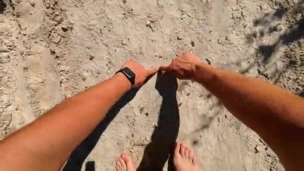 Pov Πυροβολισμό Του Ανθρώπου Αντλεί Μια Καρδιά Στην Άμμο — Αρχείο Βίντεο