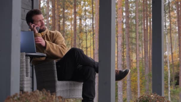 Erwachsene Männliche Auf Geschäftsanruf Sitzen Auf Der Veranda Herbst Landschaft — Stockvideo