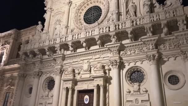 イタリアのレッチェにあるサンタ クローチェのライトアップされたバロック様式の教会の夜景をライトアップ — ストック動画