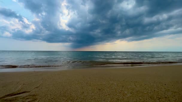 多云的天空笼罩着平静的大海和海滨 蓝色分等级 — 图库视频影像
