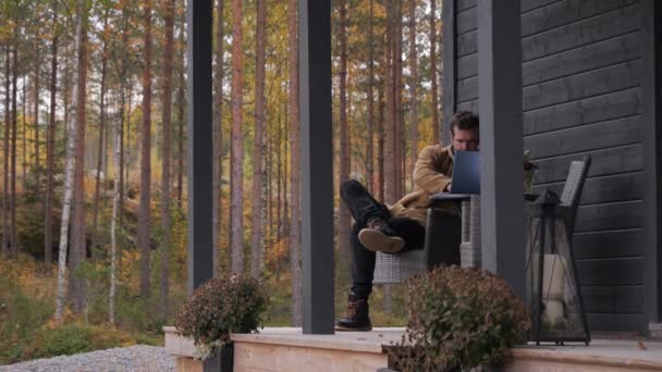 Ofisteki Adam Dışarıda Oturup Telefonla Konuşuyor Kuzey Sonbahar Sahnesi Yakınlaştır — Stok video