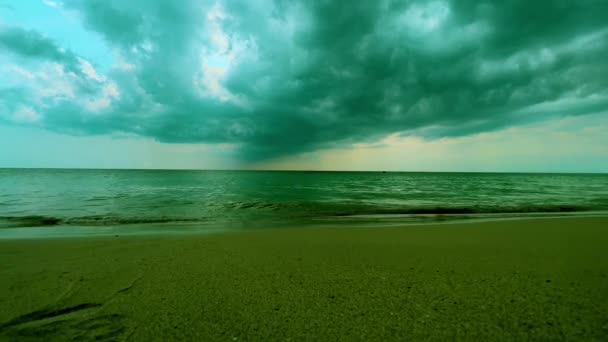Облачное Небо Облака Над Спокойным Морем Берегом Зеленый Цвет — стоковое видео