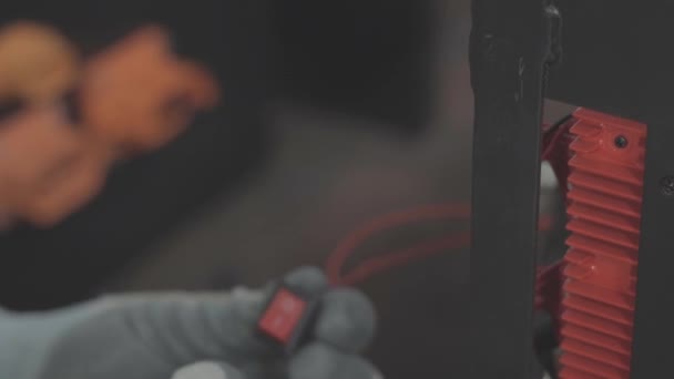 Uma Mão Clique Botton Vermelho Máquina — Vídeo de Stock