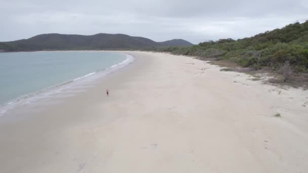 White Sand Beach Turquoise Sea Waves Splashing Shore Couple Tourist — Stockvideo