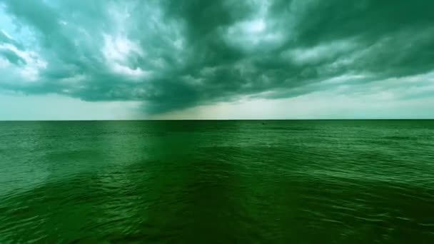 Облачное Небо Облака Над Спокойным Морем Двумя Людьми Купающимися Горизонте — стоковое видео