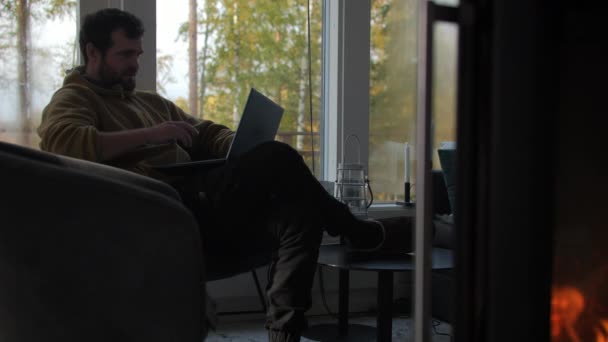 远程工作 男人在家里的视频会议 — 图库视频影像