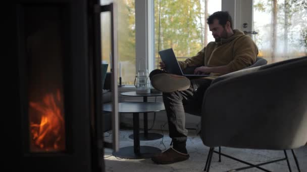 Чоловік Працює Ноутбуці Котеджі Плитою Лісі Бічний Статичний Вигляд — стокове відео