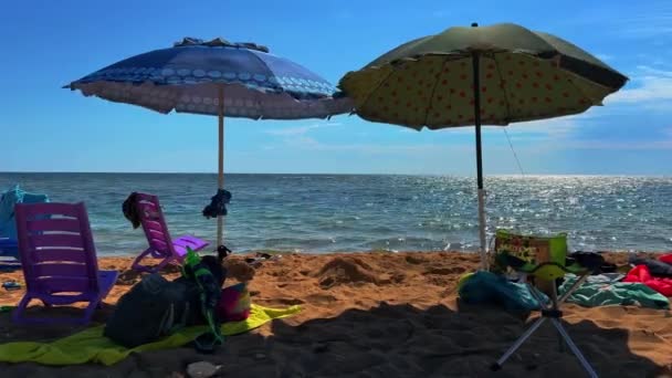 Letnia Scena Plaży Dla Koncepcji Wakacje Parasolami Słonecznymi Pustym Krzesłem — Wideo stockowe