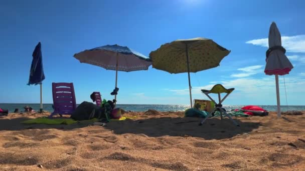 Escena Playa Verano Con Sombrillas Sillas Tumbonas Vista Ángulo Bajo — Vídeo de stock