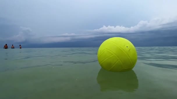 Низкоугловая Водная Поверхность Пова Желтого Волейбольного Мяча Плотно Плавает Поверхности — стоковое видео