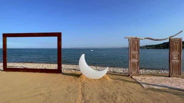 Dřevěný Rám Půlměsíční Lampa Dřevěné Dveře Písečné Pláži Před Mořem — Stock video