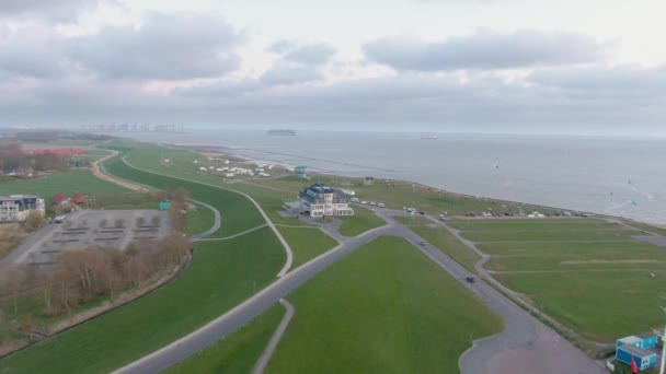 德国北海与船舶和港口在堤坝处的空中无人机发射 — 图库视频影像