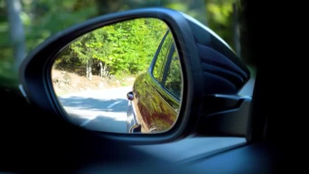 Αυτοκίνητο Που Διέρχεται Δει Από Πλευρικό Καθρέφτη Του Αυτοκινήτου — Αρχείο Βίντεο
