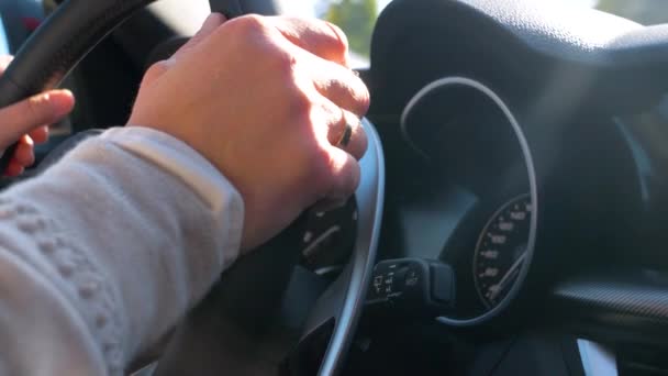 Mężczyzna Prowadzący Sportowy Samochód Obracający Kierownicę Prawo — Wideo stockowe