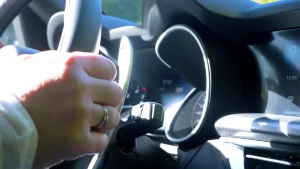 Άνθρωπος Οδηγεί Ένα Αυτοκίνητο Και Χρησιμοποιώντας Τιμόνι Μια Ηλιόλουστη Μέρα — Αρχείο Βίντεο