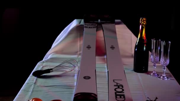 Mise Scène Skis Sur Mesure Sur Une Table Composition Abstraite — Video