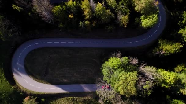 Luftaufnahme Einer Kehrtwende Den Französischen Alpen Während Ein Rotes Auto — Stockvideo