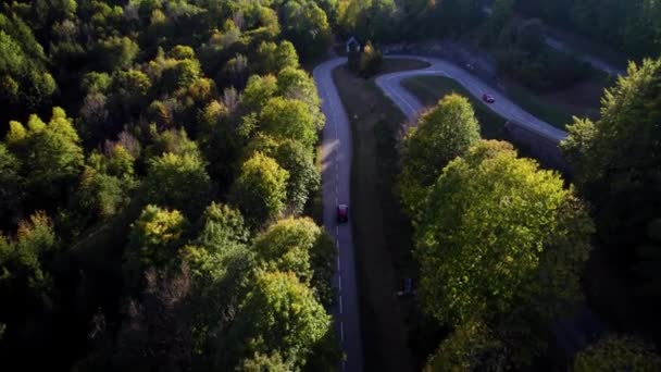 在法国阿尔卑斯山的U型岔道上开车的空中拍摄 — 图库视频影像