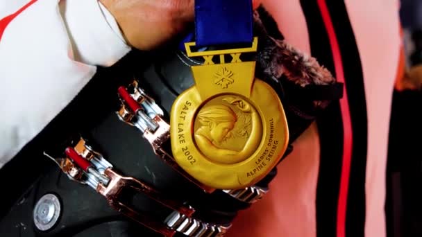 Kayak Botlarıyla Kadın Kayak Şampiyonu Madalyası — Stok video
