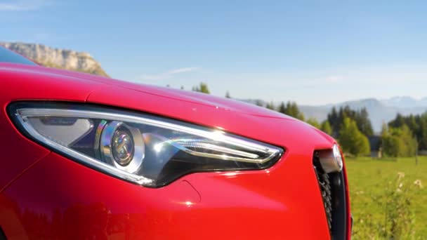 Alfa Romeo Logosu Alpes Fransızcası Arabanın Tarafında — Stok video