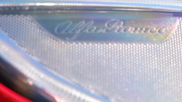 法国阿尔卑斯山的一辆阿尔法罗密欧汽车的前灯 — 图库视频影像