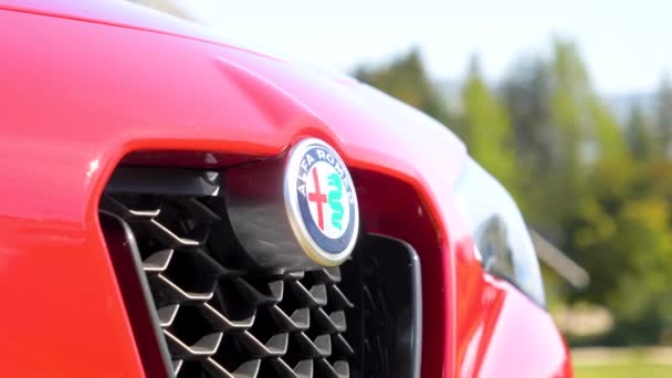 Logo Alfa Romeo Nella Parte Anteriore Della Vettura — Video Stock