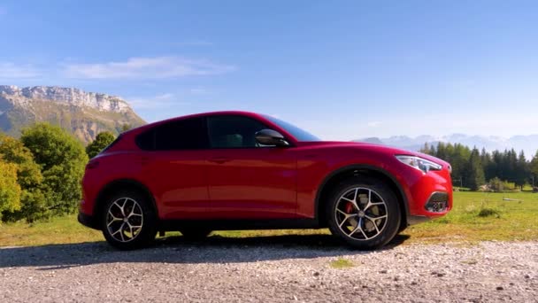 Vůz Alfa Romeo Horách Alp Francii — Stock video