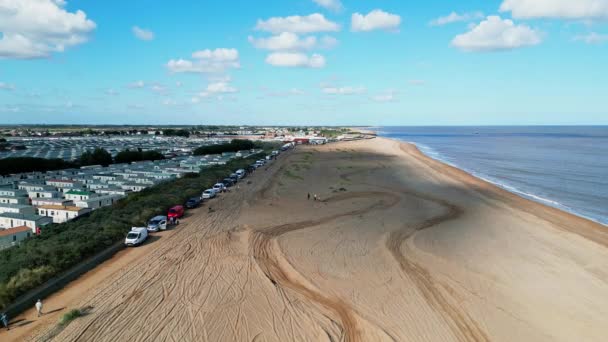 大型沙滩拍摄 无人驾驶飞机显示海洋 度假房屋和赛道在沙丘创建 英国林肯郡Ingoldmells Motocross — 图库视频影像
