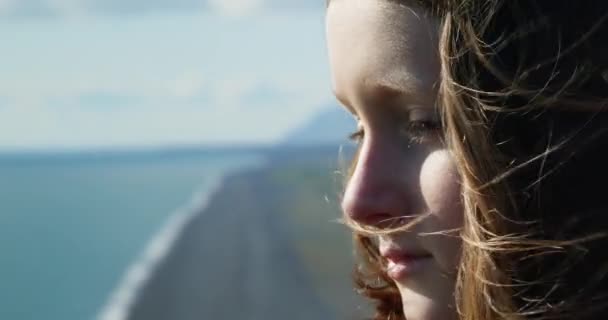 Zblízka Kavkazský Dospívající Dívka Dívá Horizont Černé Písečné Pláže Islandu — Stock video