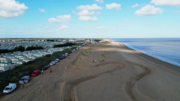 Spiaggia Sabbiosa Con Drone Che Mostra Mare Sabbia Case Vacanze — Video Stock