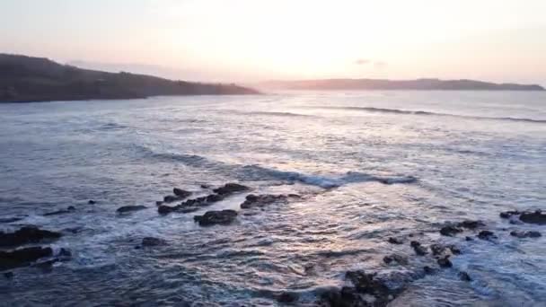 Comillas Sahili Cantabria Köyü Spanya Daki Görkemli Deniz Manzarasının Çekimini — Stok video