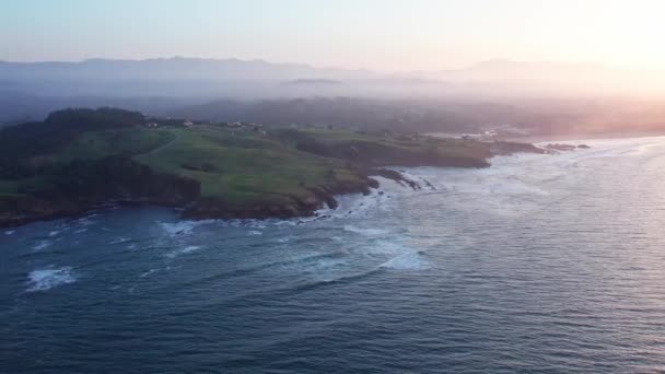 Uitzicht Vanuit Lucht Groene Bergen Mistige Majestueuze Landschappen Comillas Coast — Stockvideo