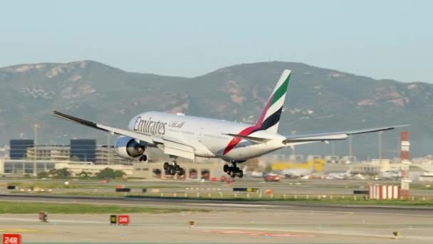 Avião Comercial Emirates Pousando Aeroporto Barcelona Tiro Rastreamento Dia — Vídeo de Stock