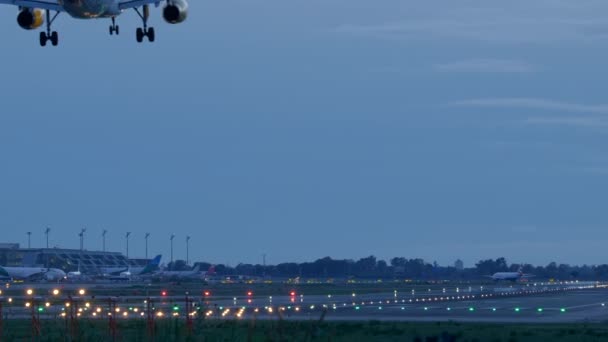 Hinten Teleaufnahme Des Vueling Flugzeugs Landeanflug Auf Den Flughafen Abenddämmerung — Stockvideo