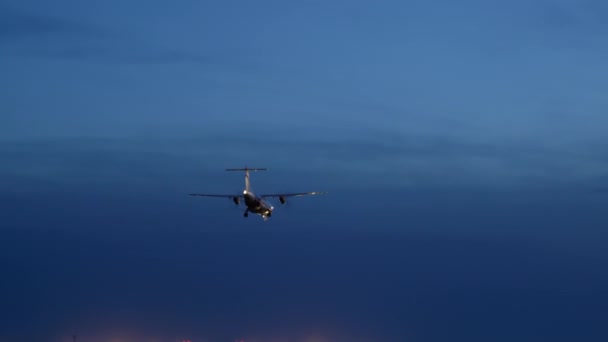 Kleine Propeller Vliegtuig Vliegen Tegen Blauw Uur Hemel Landing Luchthaven — Stockvideo